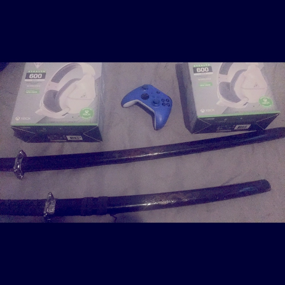 2 Bluetooth headphones, 2 katanas and 1 Xbox series x controller
